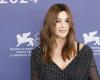 Al usar solo medias debajo de su gabardina, Monica Bellucci eleva la temperatura