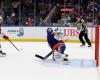 Isles desperdicia ventaja de dos goles en el tercer período y pierde ante Devils en tiempo extra