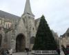 ¡En Guérande, el árbol de Navidad gigante ya está colocado!