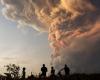 las espectaculares imágenes de la columna de ceniza de nueve kilómetros durante la erupción del volcán Lewotobi Laki-Laki (vídeo)