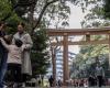 Daños materiales: un turista estadounidense graba letras en las puertas de un santuario japonés