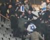 Hinchas de Israel y Francia se enfrentan durante un partido de fútbol en medio de una gran presencia policial