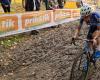 Un grupo numeroso colorea el Superprestige Merksplas, pero Alvarado se mantiene tranquilo y acelera hacia la victoria en un momento inteligente