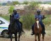 En Sudáfrica, la policía bloquea a cientos de mineros ilegales en una mina abandonada que se cree que alberga oro.