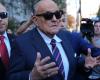 Condenado por difamación, Rudy Giuliani, ex abogado de Trump, entrega su Mercedes pero se aferra a su camiseta de béisbol – Libération