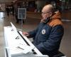 Un piano de libre acceso en el vestíbulo del centro hospitalario de Pontivy