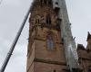 Después de la virgen, bajan el campanario y la campana del campanario de la catedral de Rodez