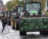 Agricultores enojados quitan los carteles de las aldeas y se movilizan contra el Mercosur.