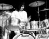 Un joven de 19 años reemplaza a Keith Moon en la batería después de una grave enfermedad.