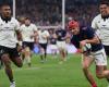 Vincent Clerc y Yoann Huget examinan a Louis Bielle-Biarrey