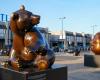 Tres osos gigantes de Michel Bassompierre se posan frente a la terminal