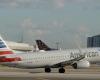 un hombre que quiere abandonar el avión en pleno vuelo controlado y atado al suelo por los demás pasajeros