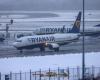 Aeropuerto de Manchester emite advertencia de que los vuelos podrían cancelarse debido al hielo y la nieve | Noticias del Reino Unido