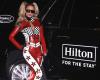 Con traje de motociclista rojo, Paris Hilton inaugura el Gran Premio de Las Vegas