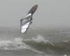 Un windsurfista rescatado frente a la costa de Hermanville-sur-Mer, en la costa de Calvados.