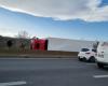 Metrópolis de Lyon. El fuerte viento vuelca su remolque, un vehículo pesado yace en el puente de Givors