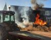 VÍDEO – Agricultores enojados: en Nimes, incendio frente a la sede de Crédit Agricole