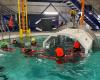 Los bomberos del Norte se entrenan en una piscina para responder a catástrofes en el mar