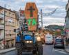 Más de un centenar de agricultores levantan un muro de bloques de hormigón frente al Inrae de París