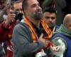 Entusiasta bienvenida de la afición del Galatasaray a Arda Turan