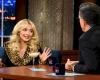 En ‘Colbert’, Sabrina Carpenter bebe martinis de espresso y revela su enamoramiento por los Beatles en su infancia