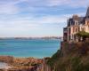 su tranquila casa junto al mar en Bretaña, donde disfruta de la vida con su famoso vecino