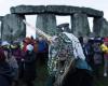 Miles de personas celebran el solsticio de invierno en Stonehenge