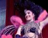 Plumas, pedrería y viajes al escenario del cabaret Milady Opéra