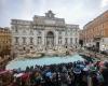 La Fontana di Trevi reabre y atrae turistas