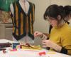 Futuras diseñadoras de vestuario, aprenden a coser a prueba del escenario.