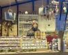 RETRATO. En el mercado navideño de Estrasburgo, esta pareja da una segunda vida a frutas y verduras procedentes de huertos abandonados en los Vosgos