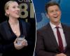 Colin Jost asa a su esposa Scarlett Johansson durante el sketch de ‘SNL’ mientras ella miraba detrás del escenario