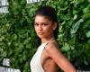 Zendaya vestida con un pañuelo vintage anuncia la reedición más icónica de la temporada