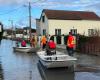 Personas mayores evacuadas en barco de una residencia de ancianos