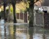 Inundación récord en Gournay-en-Bray, residentes de una residencia de ancianos evacuados en barco