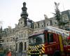 espectacular incendio en el ayuntamiento del distrito 12, el campanario amenazado