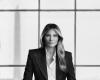 Foto en blanco y negro, sastre … Melania Trump revela su retrato oficial como la primera dama