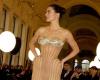 Kendall Jenner da actitud sobre el podio Schiaparelli