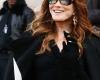 Carla Bruni-Sarkozy dibuja sus piernas muy cónicas con un accesorio imparable durante la Semana de la Moda de París